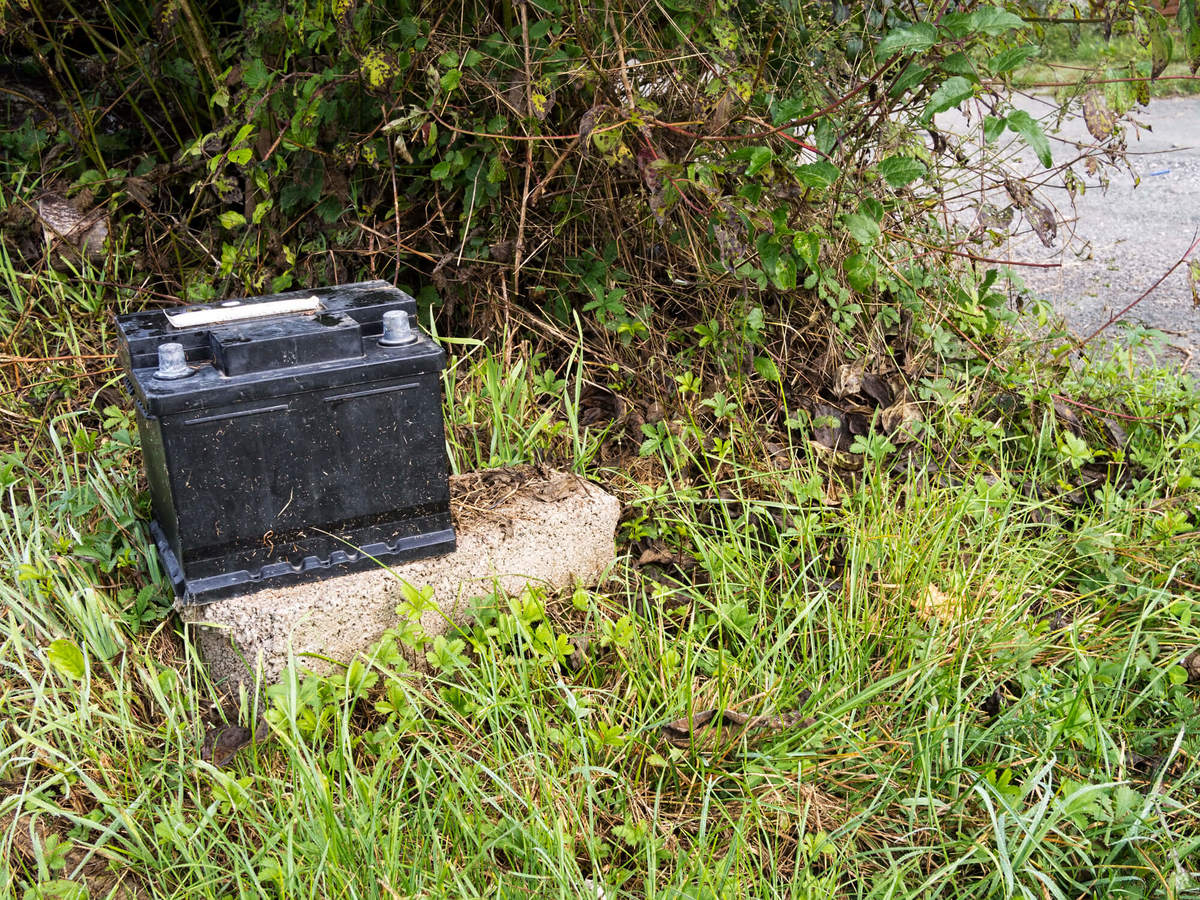 Como descartar corretamente a carcaça da bateria automotiva?
