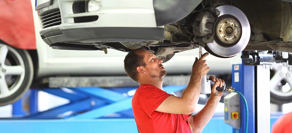 O que provoca a baixa eficiência dos sistemas de freios do veículo?