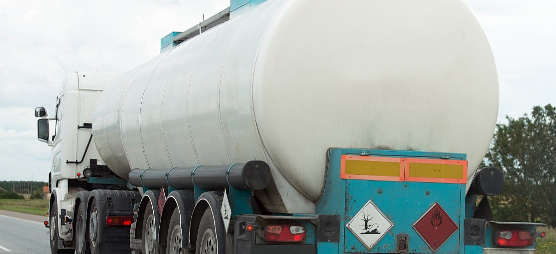 Quais são os principais cuidados no armazenamento de produtos perigosos no transporte de cargas?