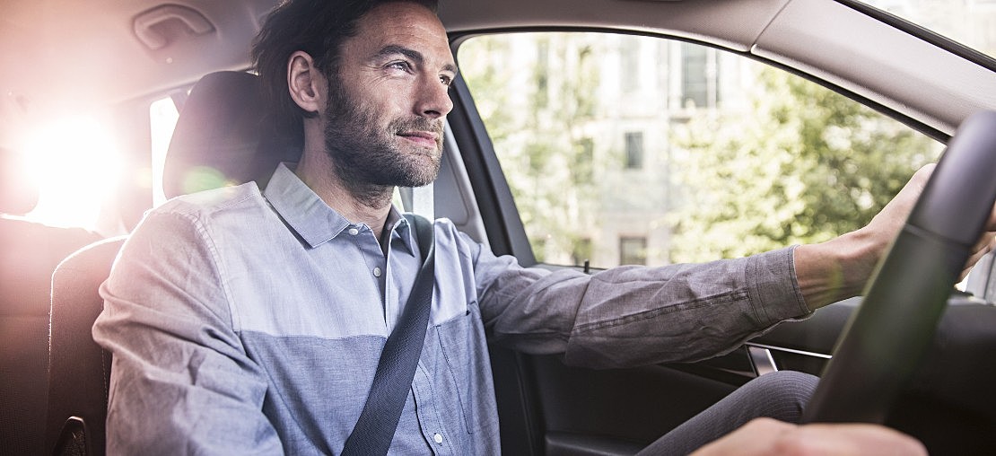 Aprenda qual é a posição correta para dirigir e por que isso importa