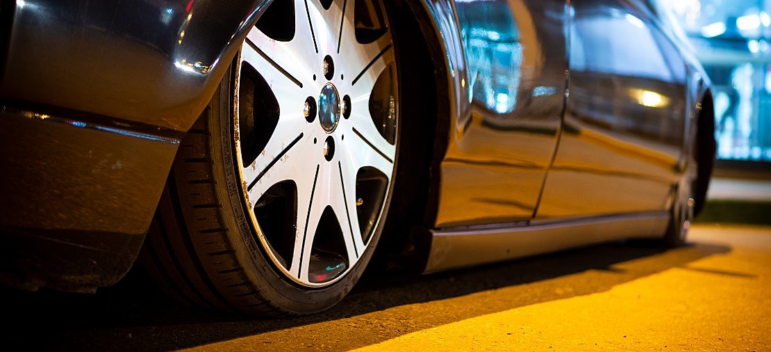 Vale a pena ter carro baixo? Conheça 3 maiores riscos!