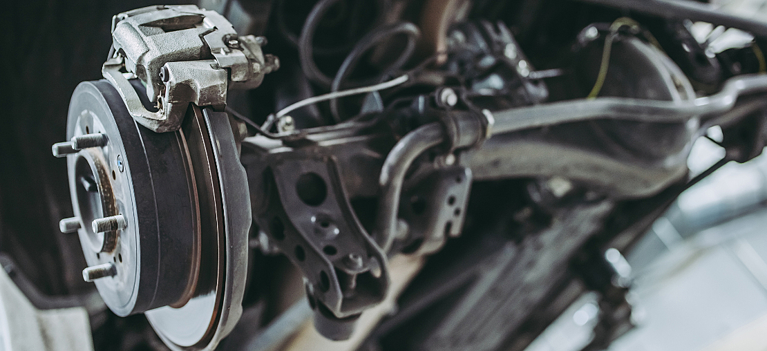 Por que verificar a existência de bolhas no material de atrito?