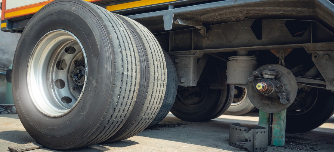 Como o material de fricção influencia na eficiência de frenagem?