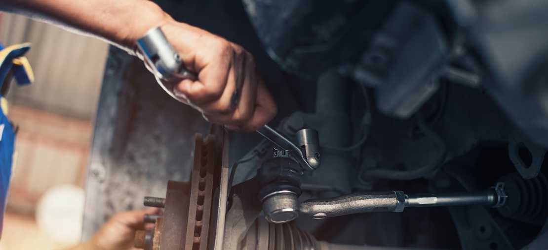 Freio assobiando: descubra as causas, riscos e como resolver o problema