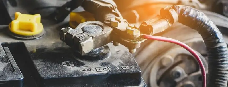 O que causa zinabre na bateria e quais são os perigos